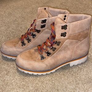 Women’s Tan Hiking Boots